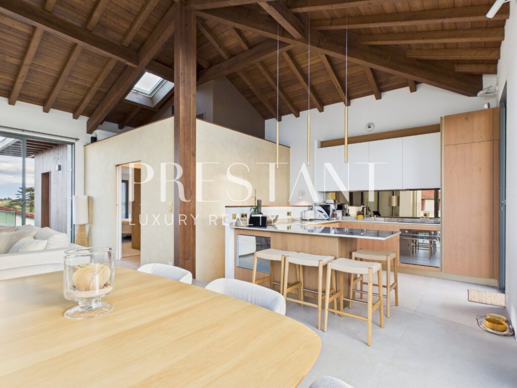 Maison – 6 pièces – 3 chambres – 140 m²