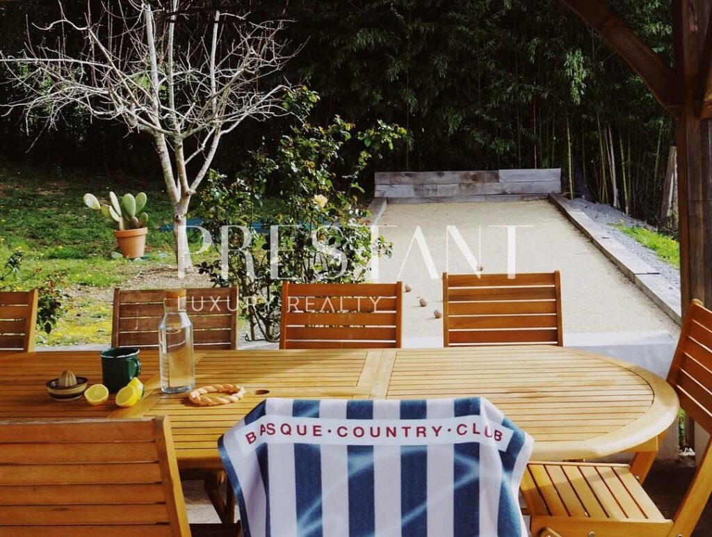 Maison – 11 pièces – 8 chambres – 250 m²