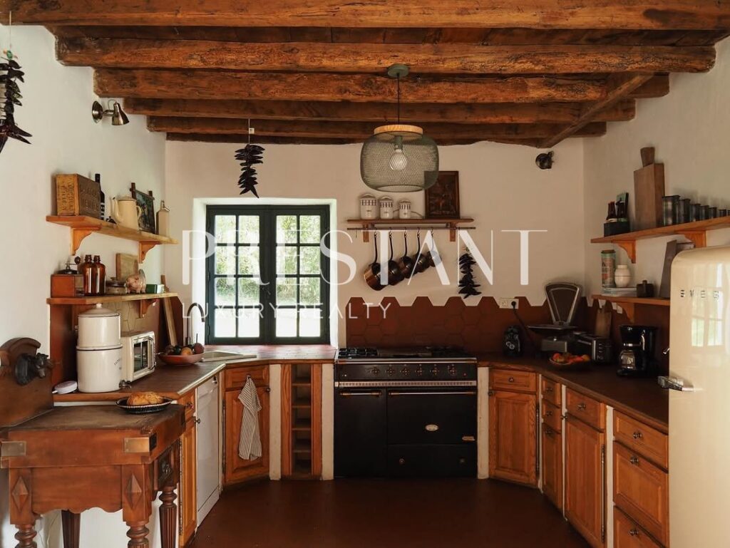 Maison – 11 pièces – 8 chambres – 250 m²