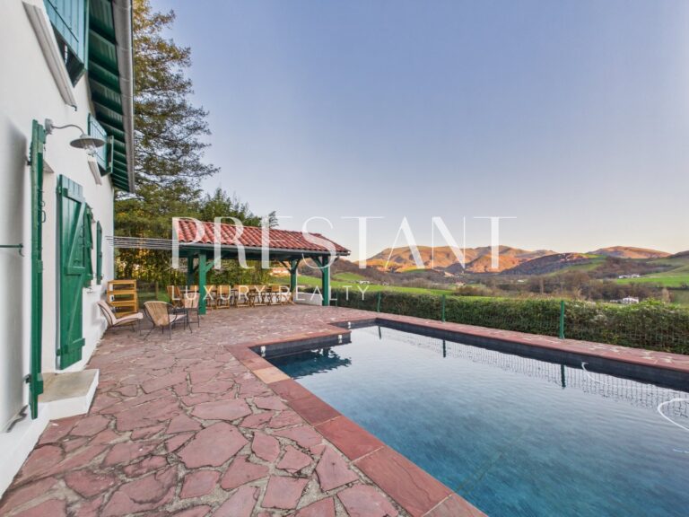 Maison – 11 pièces – 7 chambres – 250 m²