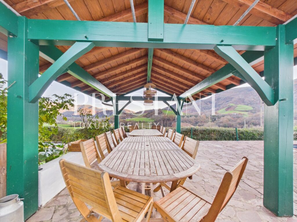 Maison – 11 pièces – 8 chambres – 250 m²