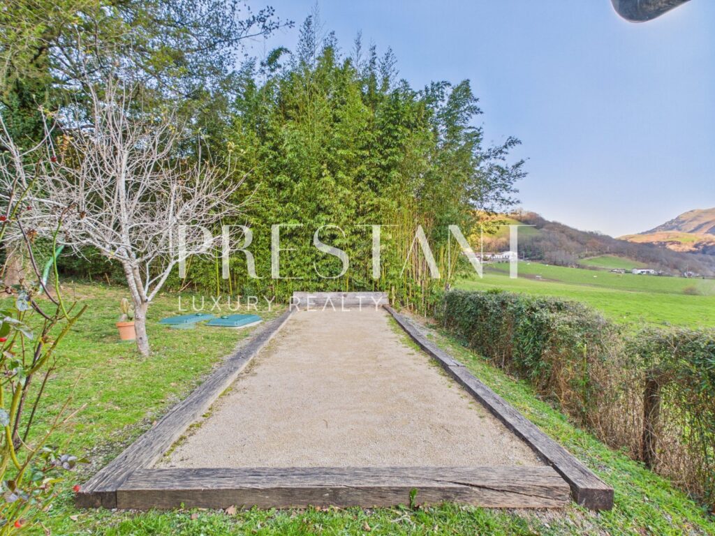 Maison – 11 pièces – 8 chambres – 250 m²