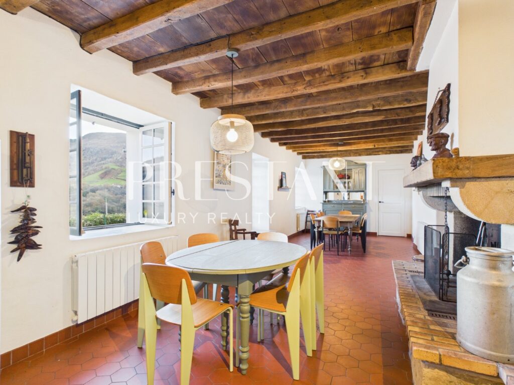 Maison – 11 pièces – 8 chambres – 250 m²