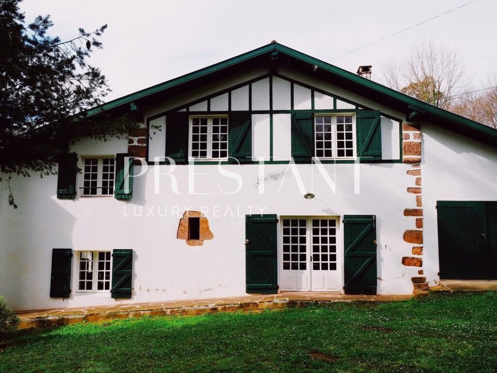 Maison – 11 pièces – 8 chambres – 250 m²