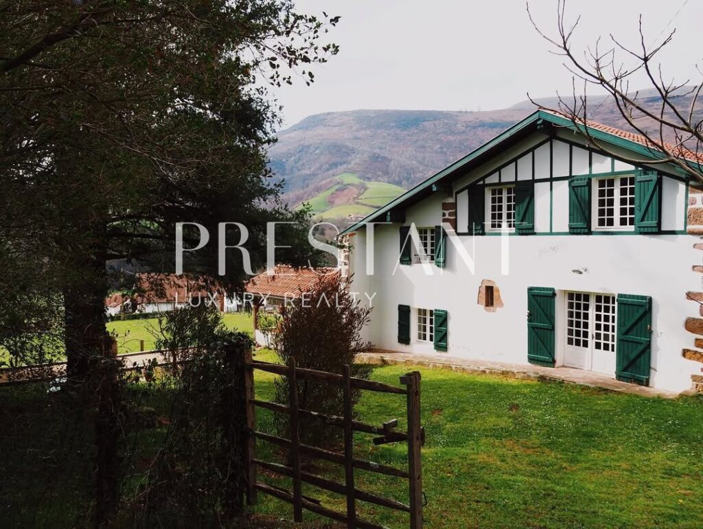 Maison – 11 pièces – 8 chambres – 250 m²