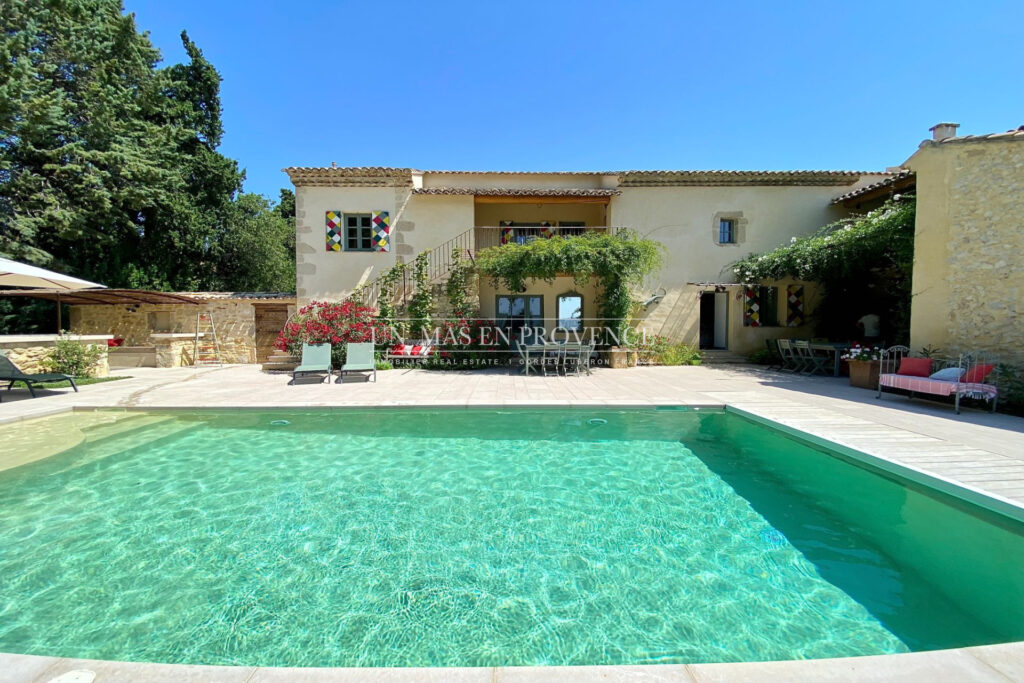 Location saisonnière ? Séjour de charme dans un Mas Provençal  – 6 pièces – 5 chambres