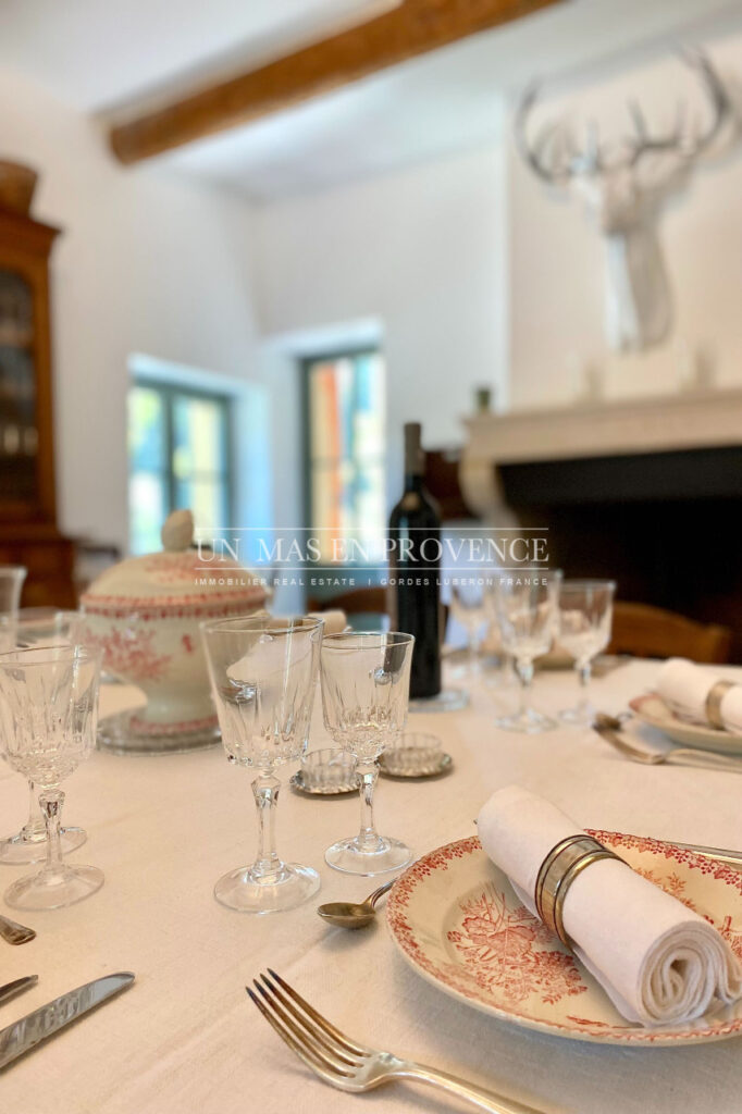 Location saisonnière ? Séjour de charme dans un Mas Provençal  – 6 pièces – 5 chambres