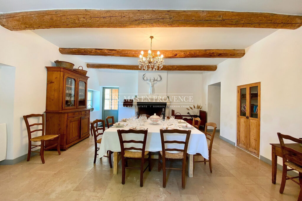 Location saisonnière ? Séjour de charme dans un Mas Provençal  – 6 pièces – 5 chambres
