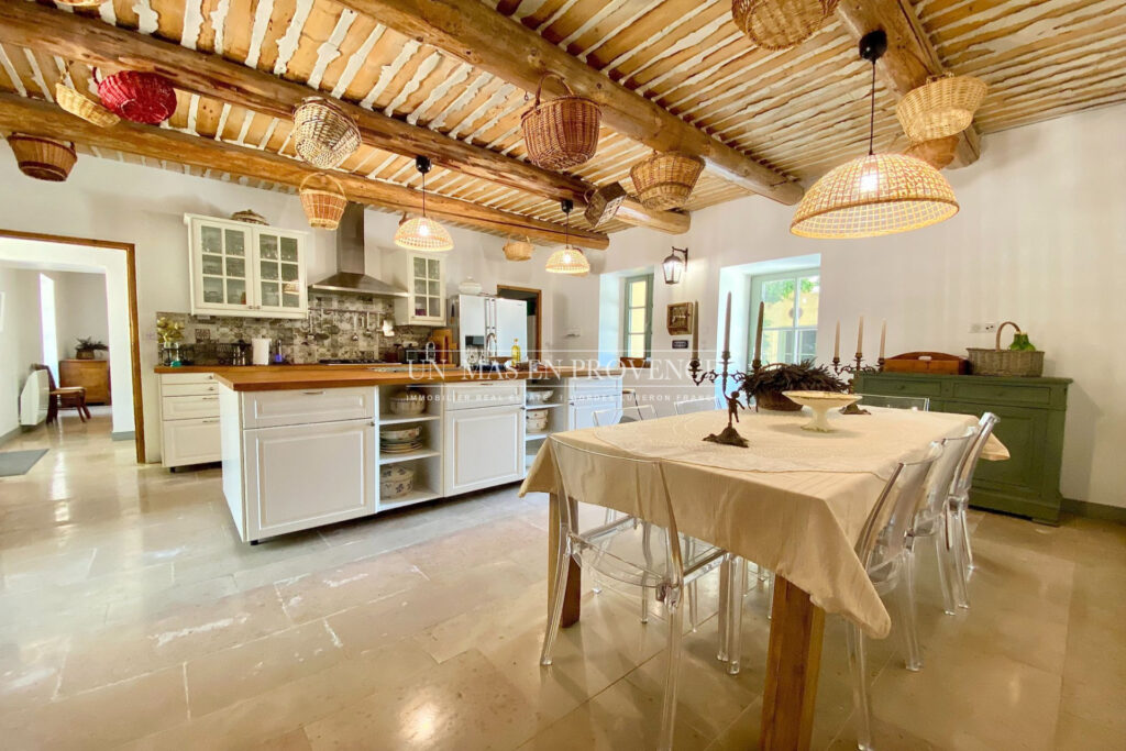 Location saisonnière ? Séjour de charme dans un Mas Provençal  – 6 pièces – 5 chambres