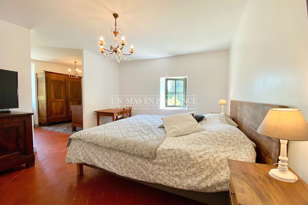 Location saisonnière ? Séjour de charme dans un Mas Provençal  – 6 pièces – 5 chambres