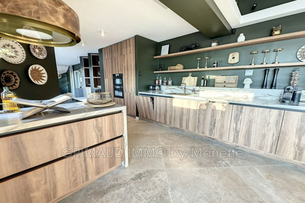 Villa sur 4170m² terrain avec vue dégagée et vue mer, compléte – 6 pièces – 6 chambres – 300.00 m²