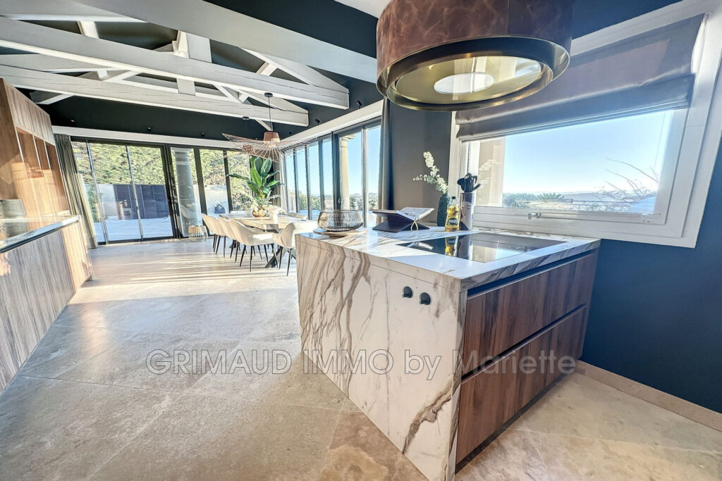 Villa sur 4170m² terrain avec vue dégagée et vue mer, compléte – 6 pièces – 6 chambres – 300.00 m²