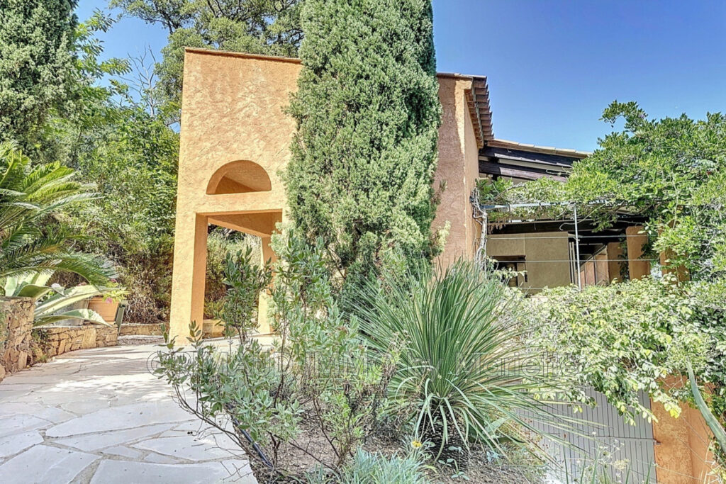 Propriété de Caractère sur 2,1 Hectares avec Vue Dégagée et Ap – 6 pièces – 5 chambres – 180.00 m²