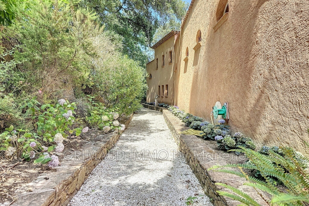 Propriété de Caractère sur 2,1 Hectares avec Vue Dégagée et Ap – 6 pièces – 5 chambres – 180.00 m²