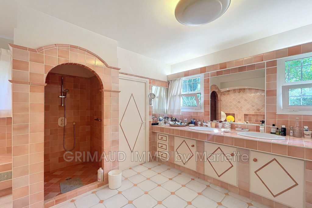 vente  9 Pièce(s) – 9 pièces – 6 chambres – 336.00 m²