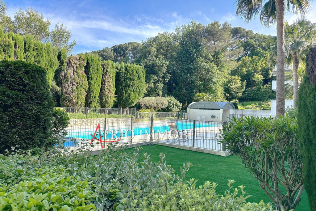 Dans une superbe résidence avec piscine au calme, magnifique 3 – 3 pièces – 2 chambres – 78.00 m²