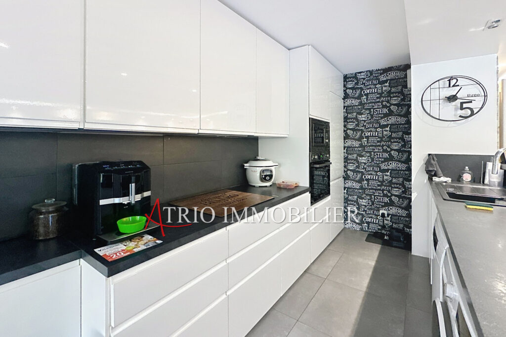 Dans une superbe résidence avec piscine au calme, magnifique 3 – 3 pièces – 2 chambres – 78.00 m²