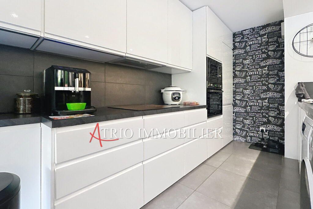 Dans une superbe résidence avec piscine au calme, magnifique 3 – 3 pièces – 2 chambres – 78.00 m²