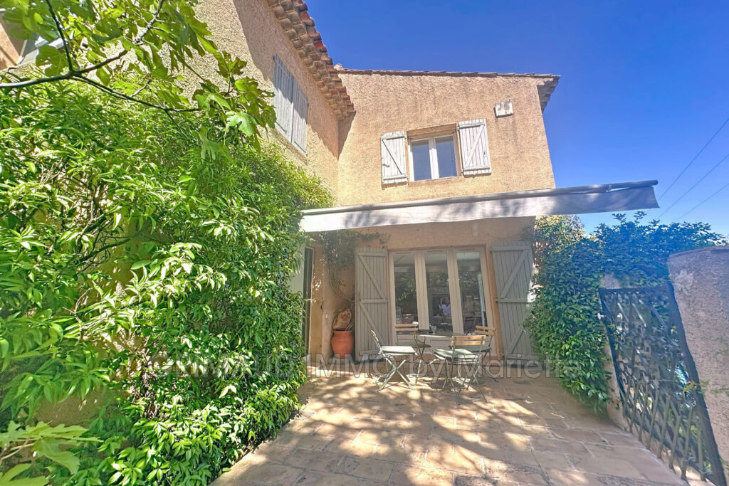 maison avec 4 chambres, piscine et garage – 5 pièces – 4 chambres – 118.95 m²