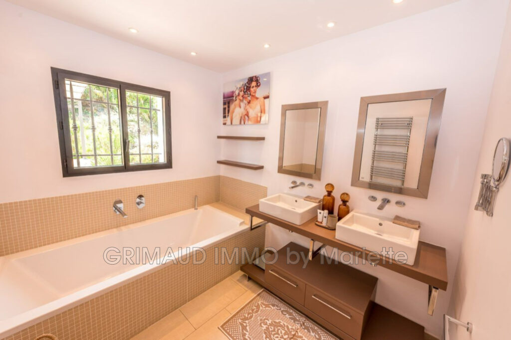 Dans domaine avec piscine et tennis, belle maison completement – 6 pièces – 4 chambres – 261.00 m²