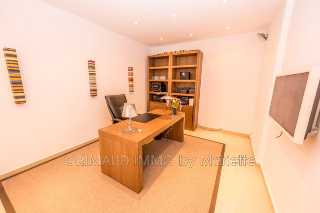 Dans domaine avec piscine et tennis, belle maison completement – 6 pièces – 4 chambres – 261.00 m²