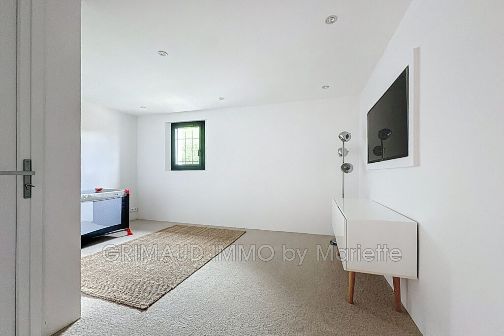 Dans domaine avec piscine et tennis, belle maison completement – 6 pièces – 4 chambres – 261.00 m²