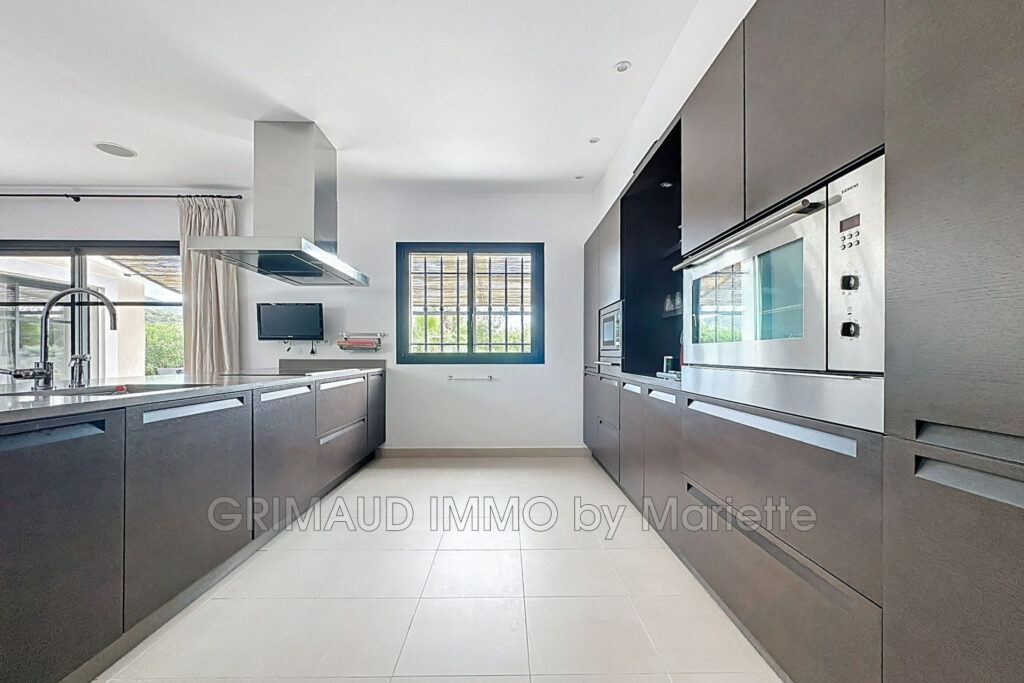 Dans domaine avec piscine et tennis, belle maison completement – 6 pièces – 4 chambres – 261.00 m²