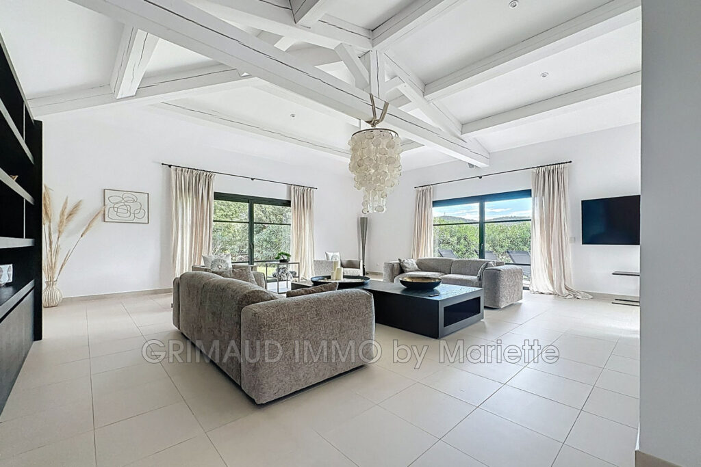 Dans domaine avec piscine et tennis, belle maison completement – 6 pièces – 4 chambres – 261.00 m²