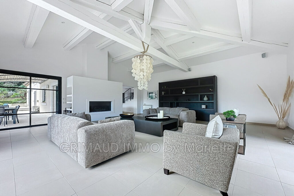 Dans domaine avec piscine et tennis, belle maison completement – 6 pièces – 4 chambres – 261.00 m²