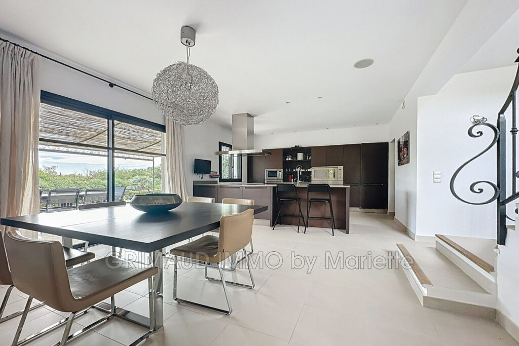 Dans domaine avec piscine et tennis, belle maison completement – 6 pièces – 4 chambres – 261.00 m²