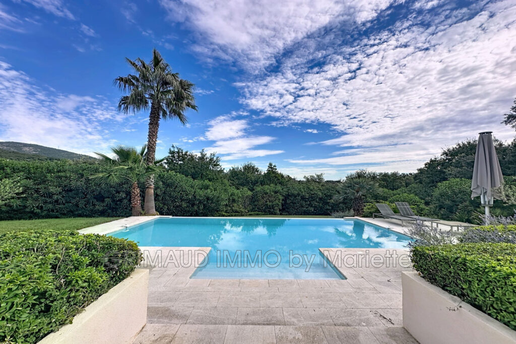 Dans domaine avec piscine et tennis, belle maison completement – 6 pièces – 4 chambres – 261.00 m²