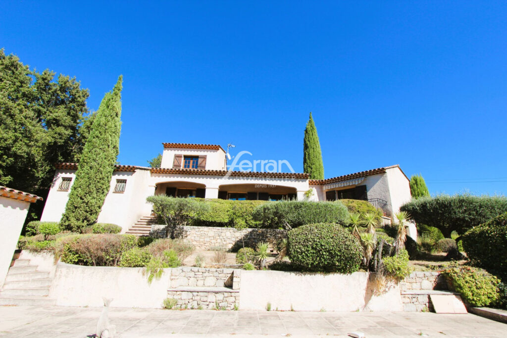 A vendre Maison de 130m² proche village de Flayosc 1851m² de t – 4 pièces – 2 chambres – 130.00 m²