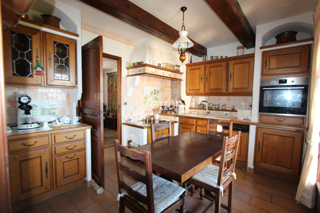 A vendre Maison de 130m² proche village de Flayosc 1851m² de t – 4 pièces – 2 chambres – 130.00 m²