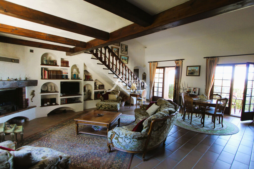 A vendre Maison de 130m² proche village de Flayosc 1851m² de t – 4 pièces – 2 chambres – 130.00 m²