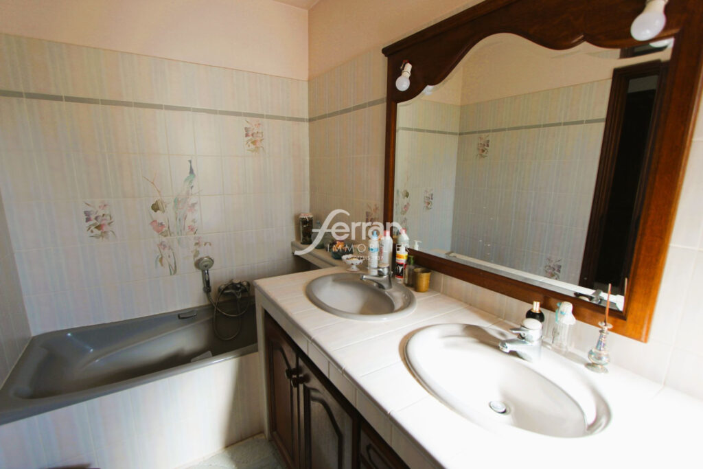 A vendre Maison de 130m² proche village de Flayosc 1851m² de t – 4 pièces – 2 chambres – 130.00 m²