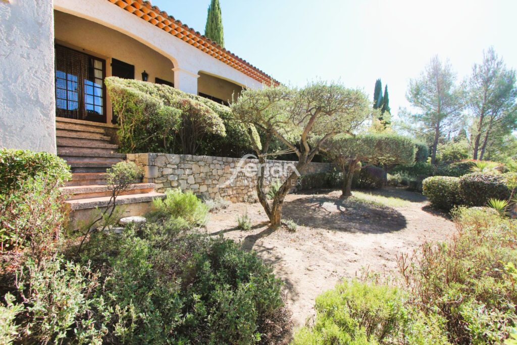 A vendre Maison de 130m² proche village de Flayosc 1851m² de t – 4 pièces – 2 chambres – 130.00 m²