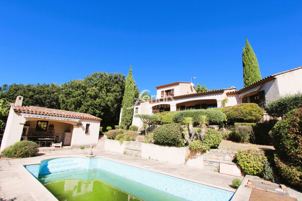 A vendre Maison de 130m² proche village de Flayosc 1851m² de t – 4 pièces – 2 chambres – 130.00 m²