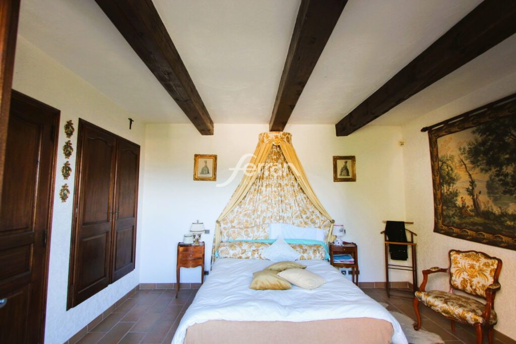 A vendre Maison de 130m² proche village de Flayosc 1851m² de t – 4 pièces – 2 chambres – 130.00 m²