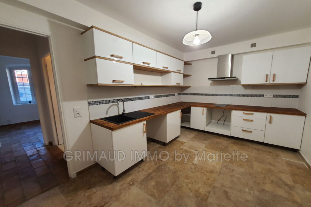 belle maison de village avec garage et jardin – 7 pièces – 6 chambres – 188.00 m²