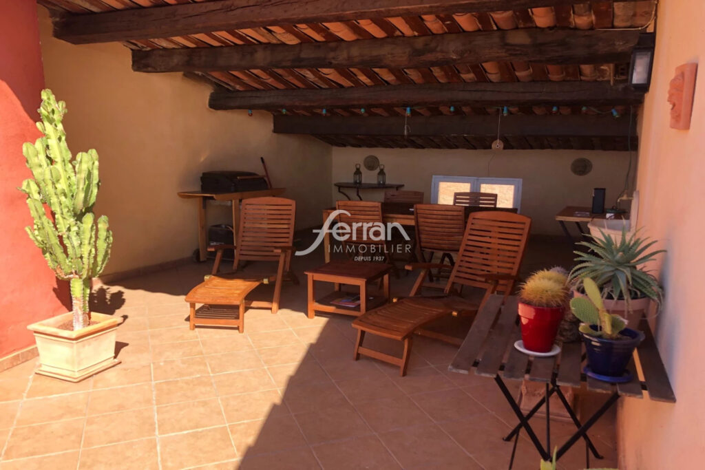 A vendre à Callas Belle maison de village avec grande terrasse – NR pièces – 3 chambres – 100.00 m²