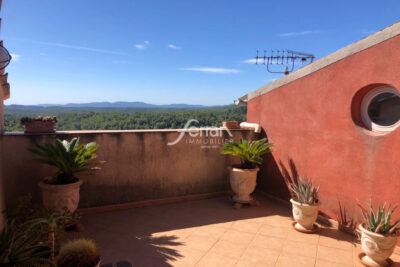 A vendre à Callas Belle maison de village avec grande terrasse – 4 pièces – 3 chambres – 100.00 m²