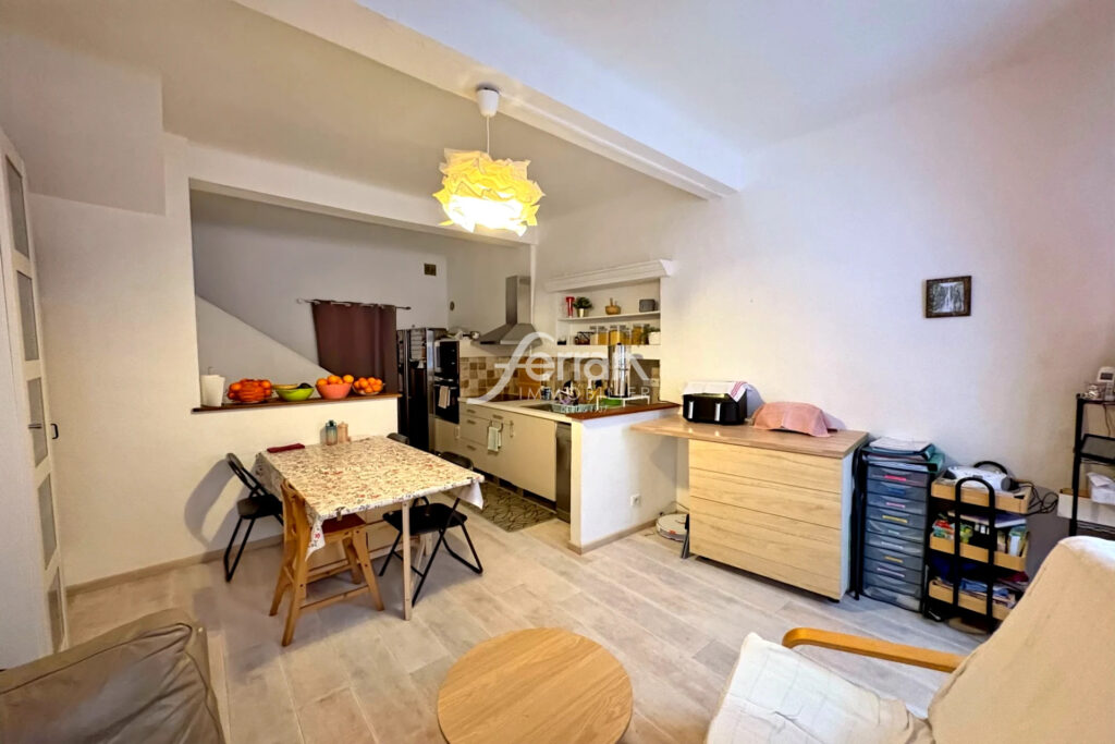 A vendre à Callas Belle maison de village avec grande terrasse – NR pièces – 3 chambres – 100.00 m²