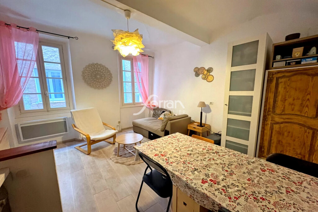 A vendre à Callas Belle maison de village avec grande terrasse – NR pièces – 3 chambres – 100.00 m²