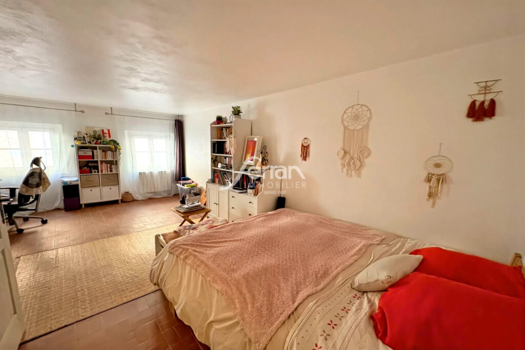 A vendre à Callas Belle maison de village avec grande terrasse – NR pièces – 3 chambres – 100.00 m²