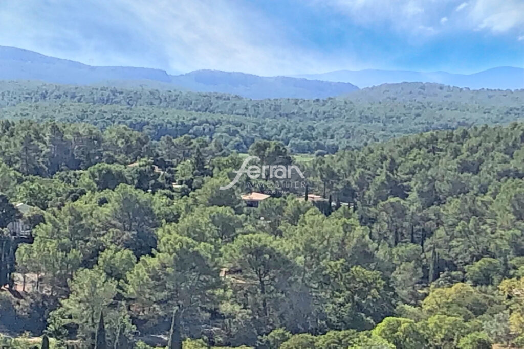 A vendre à Callas Belle maison de village avec grande terrasse – NR pièces – 3 chambres – 100.00 m²