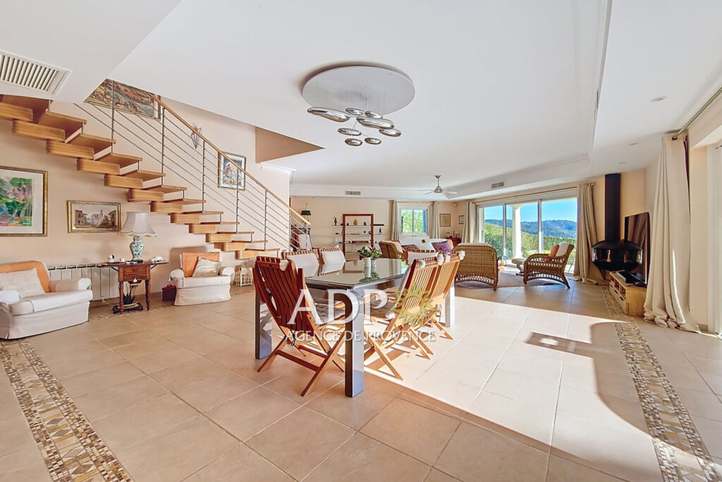 vente maison 5 Pièce(s) – 5 pièces – 3 chambres – 211.57 m²