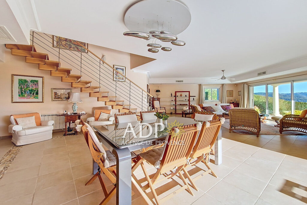 vente maison 5 Pièce(s) – 5 pièces – 3 chambres – 211.57 m²