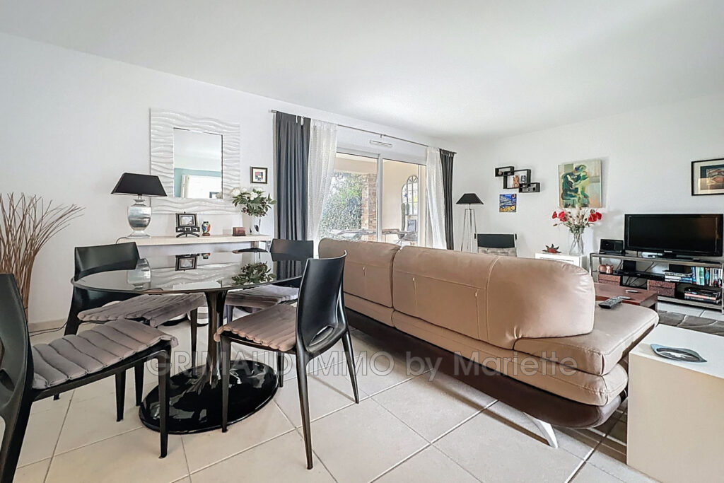 belle maison avec garage, 2 chambres dans domaine avec piscine – 3 pièces – 2 chambres – 86.15 m²