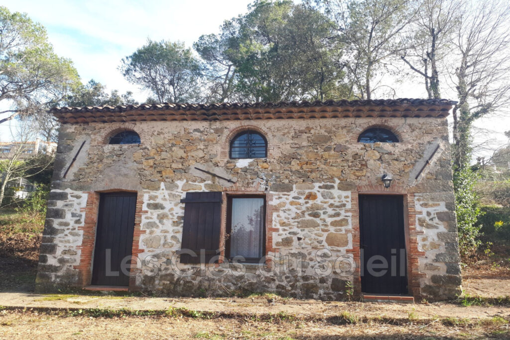 Maison en pierre d’environ 55 m² sur 1 548 m² de terrain, situ – 3 pièces – 2 chambres – 55.09 m²