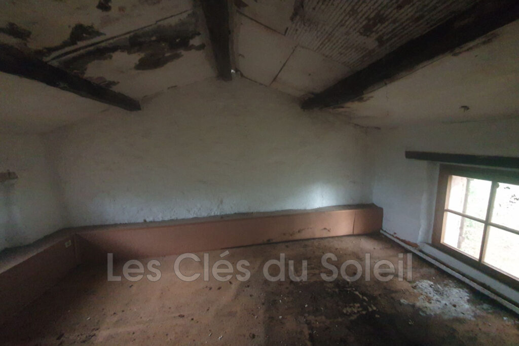 Maison en pierre d’environ 55 m² sur 1 548 m² de terrain, situ – 3 pièces – 2 chambres – 55.09 m²